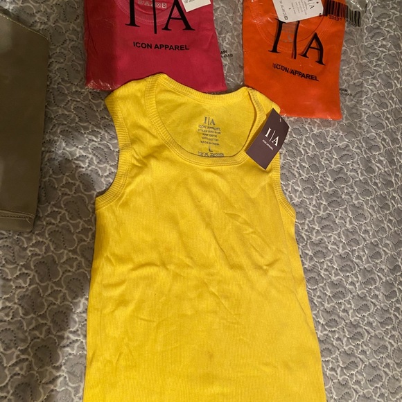 Bundle of tank tops - Picture 7 of 7